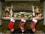 Calcetines colgados en la chimenea la noche de Navidad