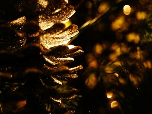 Postal: Un árbol de Navidad dorado
