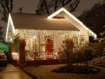 Una casa con las luces de Navidad