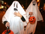 Adultos disfrazados de fantasmas la noche de Halloween