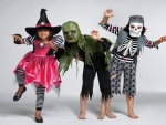 Tres niños con disfraces para Halloween