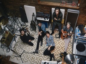 Los One Direction rodeados de instrumentos