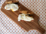 Huevos escalfados sobre jamón y pan