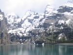 Montañas nevadas junto a un lago