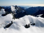 Gruesa capa de nieve en las montañas