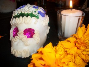 Altar con calavera de azúcar, vela y flor de cemasúchitl "Dia de Muertos"