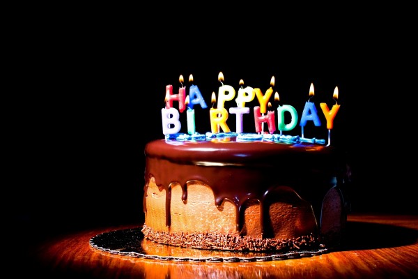 Tarta de cumpleaños con velas de "Happy Birthday"