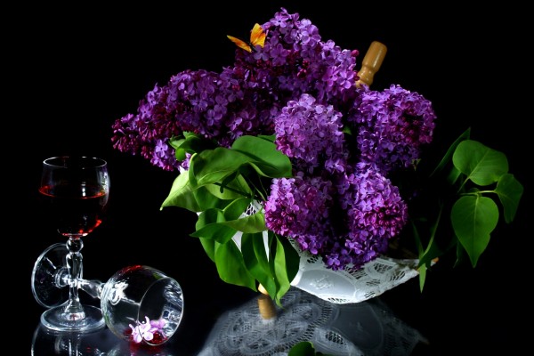 Hermosas lilas en un centro de mesa