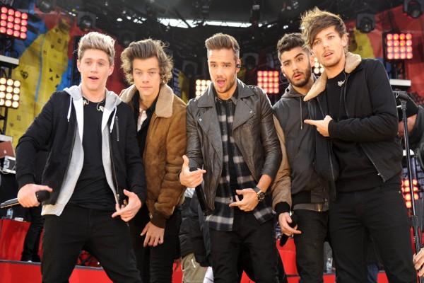 Los chicos de "One Direction" posando para una foto sobre el escenario