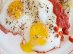 Huevos fritos con pimienta y salsa de tomate