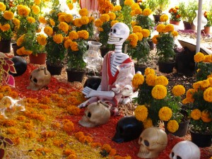 Altar con flores de muerto y calaveritas en el "Día de Muertos"