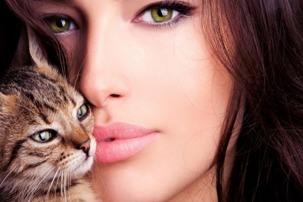 El rostro de una mujer hermosa con un lindo gatito