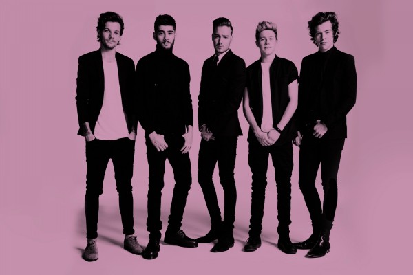 One Direction en fondo rosa