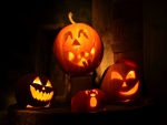 Calabazas grandes y pequeñas iluminadas en Halloween