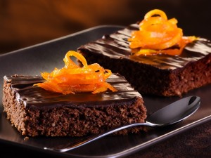 Postal: Pasteles de chocolate decorados con cáscara de naranja