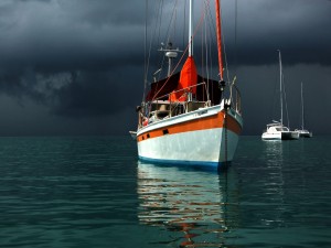 Embarcaciones bajo un cielo tormentoso