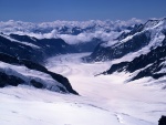 Un glaciar entre grandes montañas
