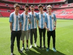 Los chicos de "One Direction" con la camiseta de la Selección Argentina