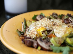 Postal: Huevos fritos sobre verduras salteadas