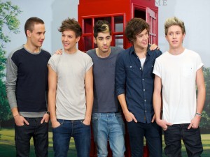 Postal: One Direction junto a una cabina londinense