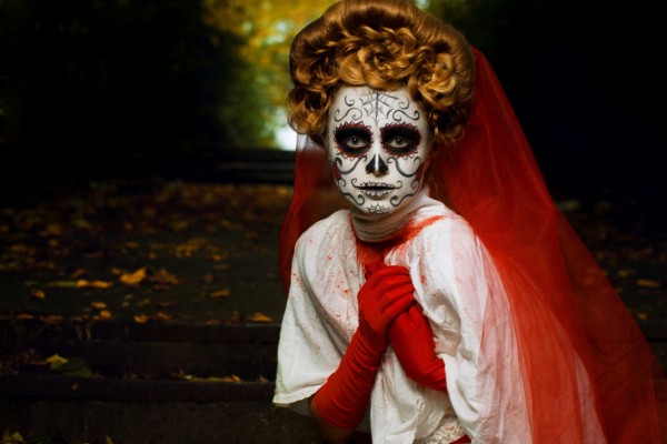 Mujer maquillada y disfrazada en el "Día de Muertos"