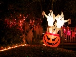 Fantasmas saliendo de una calabaza en Halloween