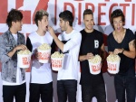 One Direction comiendo palomitas en el estreno de su película "This is Us"
