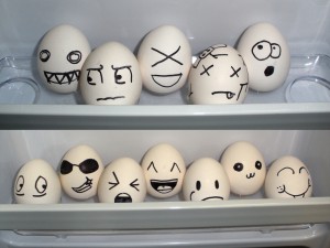 Huevos chistosos en la nevera