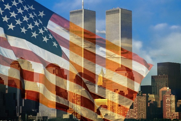 Bandera de los Estados Unidos ondeando en las Torres Gemelas y la ciudad de Nueva York