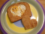 Tostada con huevo en forma de corazón