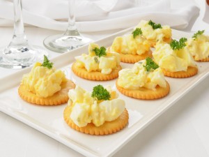 Huevos sobre galletas saladas para un aperitivo