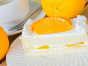 Postal: Pastel con nata y gajos de naranja