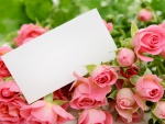 Ramo de rosas con una tarjeta