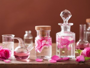 Postal: Recipientes con perfume de pétalos de rosa