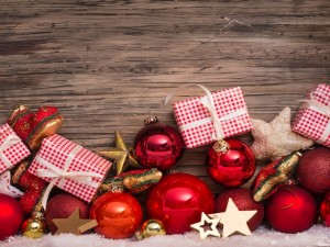 Postal: Regalos y bolas para decorar en Navidad y Año Nuevo