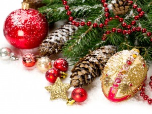 Postal: Adornos junto a un árbol de Navidad
