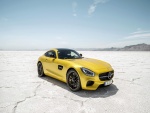 Mercedes AMG GT de color amarillo en un lago seco