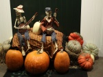 Esqueletos sobre calabazas en una decoración para "Halloween"