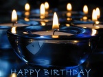"Feliz Cumpleaños" y velas azules encendidas