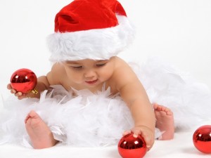 Postal: Bebé jugando con los adornos navideños