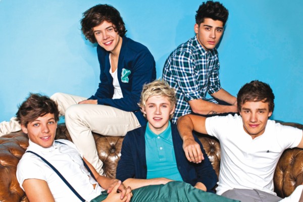 Los One Direction sentados en un sofá