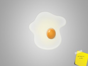 Nota junto a un huevo