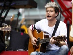 Niall Horan tocando la guitarra (One Direction)