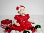 Bebé con un vestido rojo en Navidad