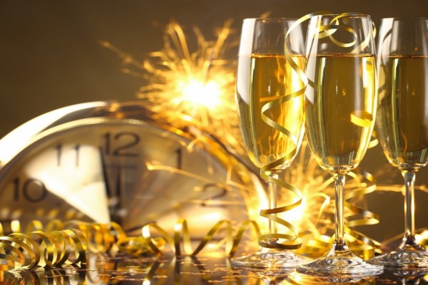 Esperando la llegada del "Año Nuevo" para festejar con champán