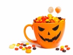 Taza con caramelos para Halloween