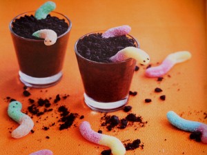 Vasitos de chocolate con gusanos para Halloween
