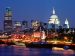 Edificios en la noche de Londres
