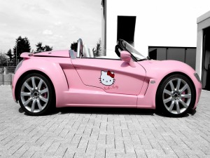 Postal: Un bonito coche rosa con la cara de Hello Kitty