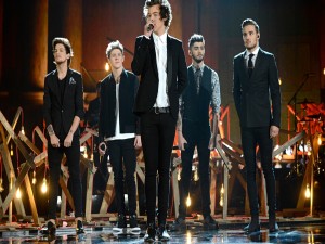 El grupo "One Direction" cantando sobre el escenario
